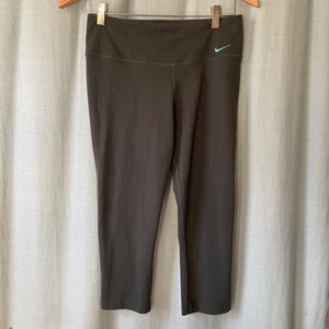 NIKE GRAY DRIFIT CROPPED LEGGINGS